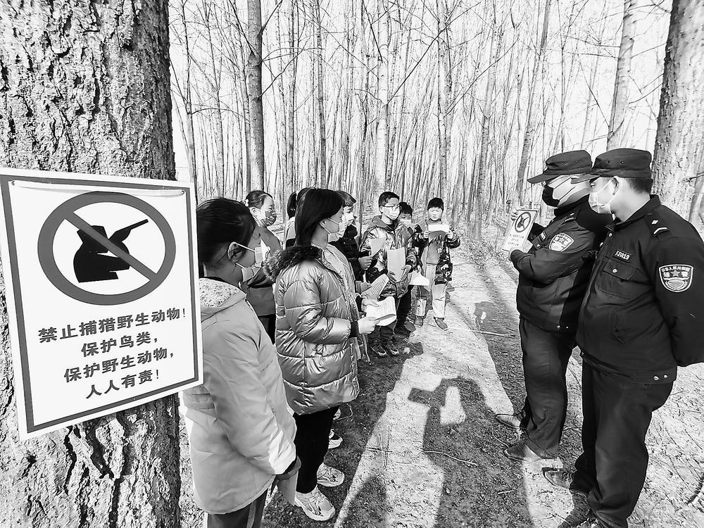 区陈集镇在盐土行政村开展禁止捕猎野生动物保护鸟类的专项法制宣传