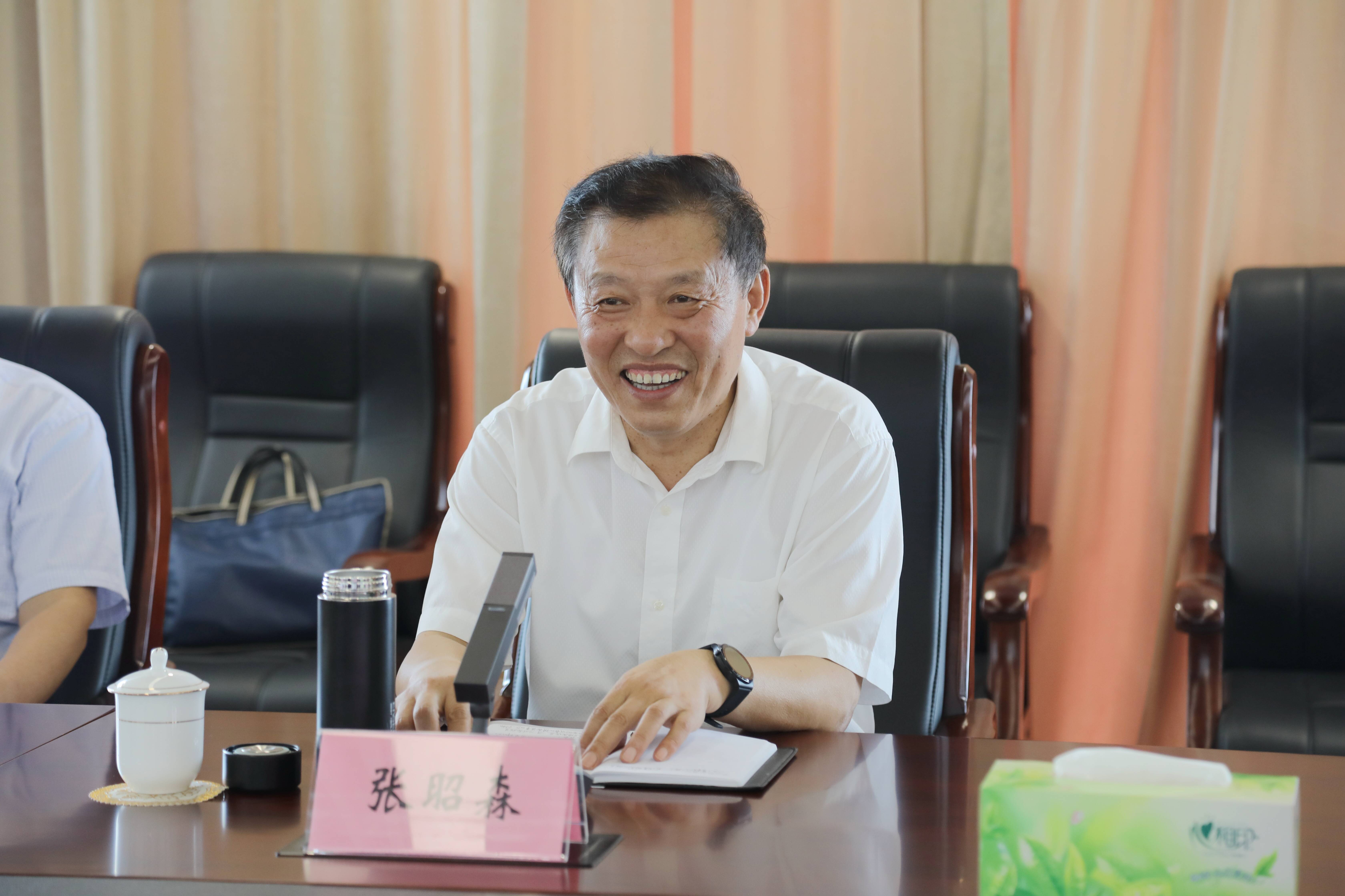 区人大常委会主任张昭森带队到大桥街道看望市区两级人大代表
