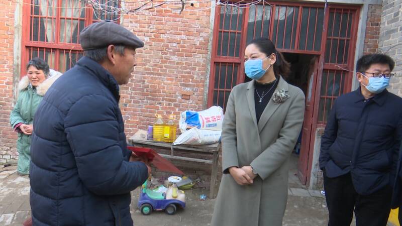 菏泽市东明县委副书记张红走访慰问长兴集乡部分老党员困难群众和敬老