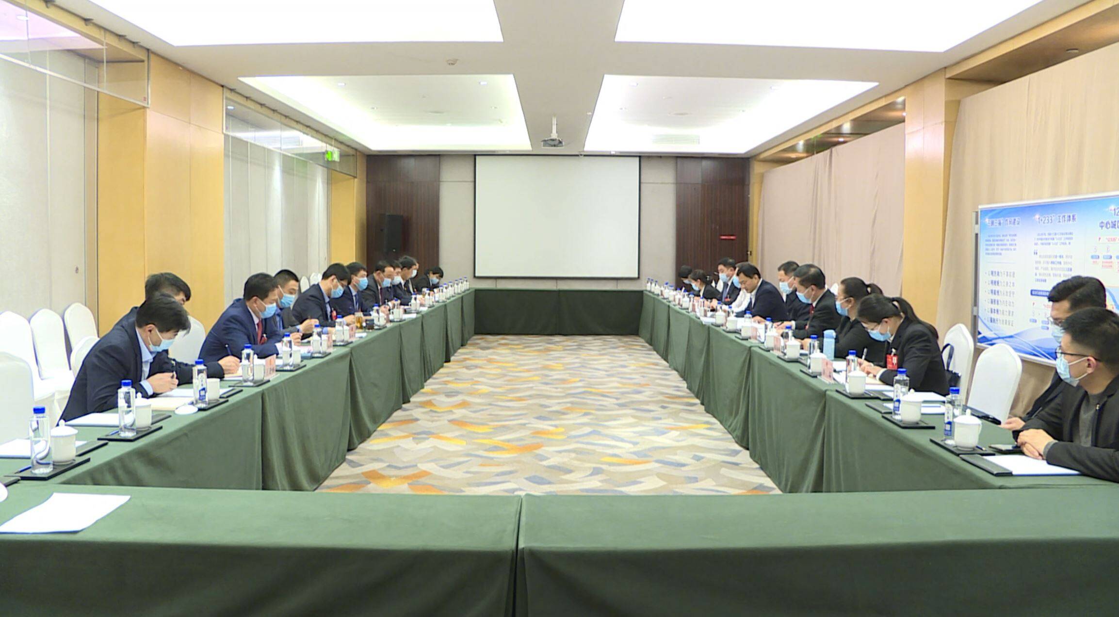 烟台市十八届人大一次会议海阳代表团召开分组会议