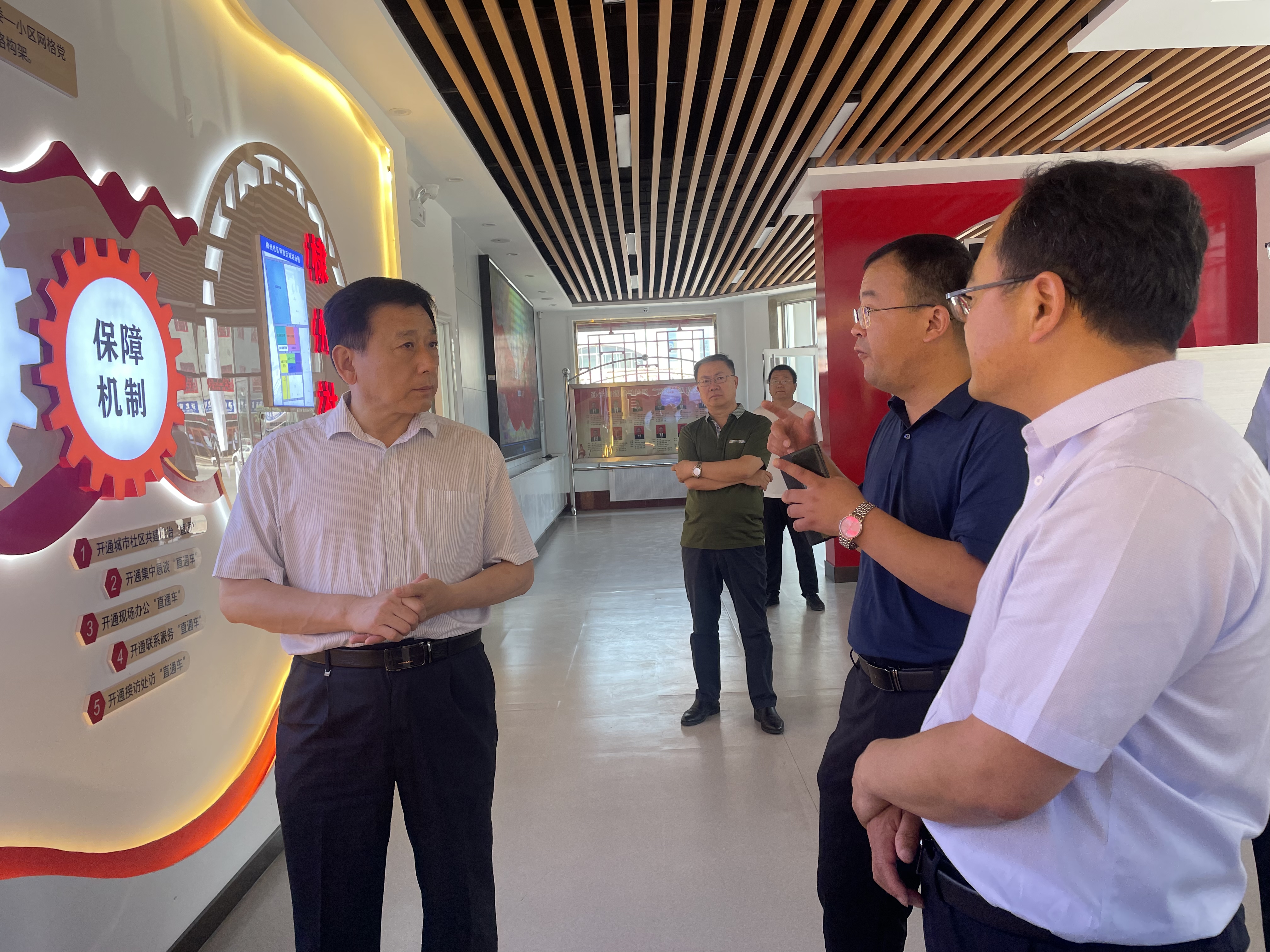 王进东还来到惠民县孙武街道棣州社区党群服务中心进行调研.