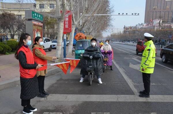 聊城市茌平交警携手志愿者开展文明交通志愿劝导活动