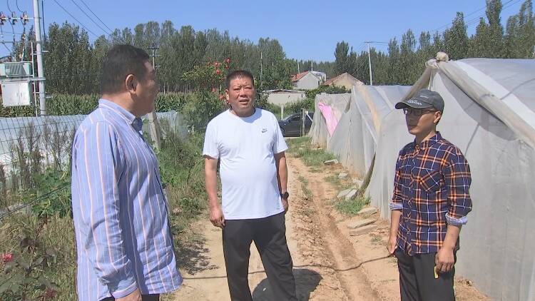 在新泰市谷里镇杏山峪村蚂蚱养殖合作社,周凯正在和养殖户交流销售