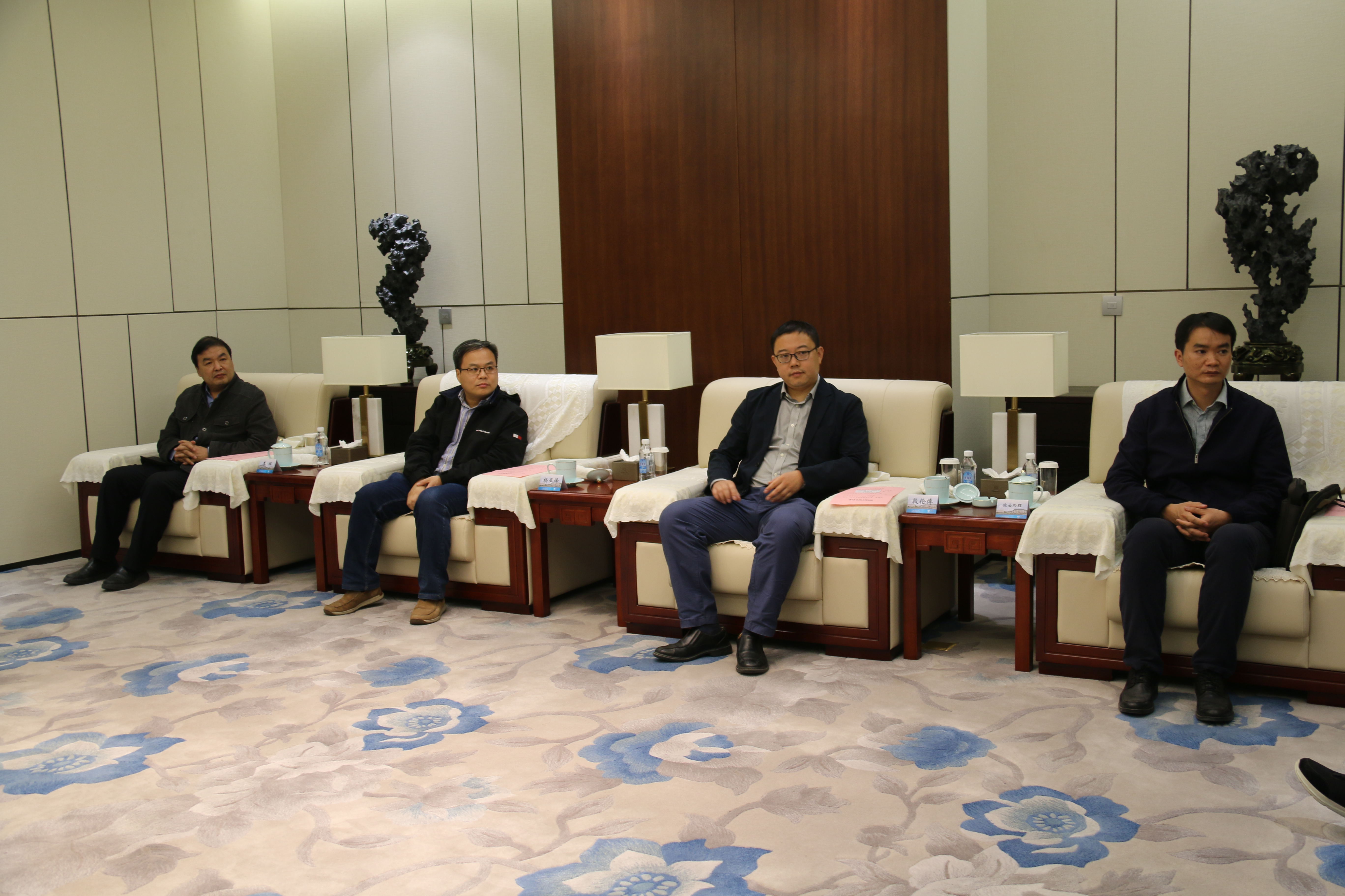 钢城区领导会见区高促会成立大会嘉宾