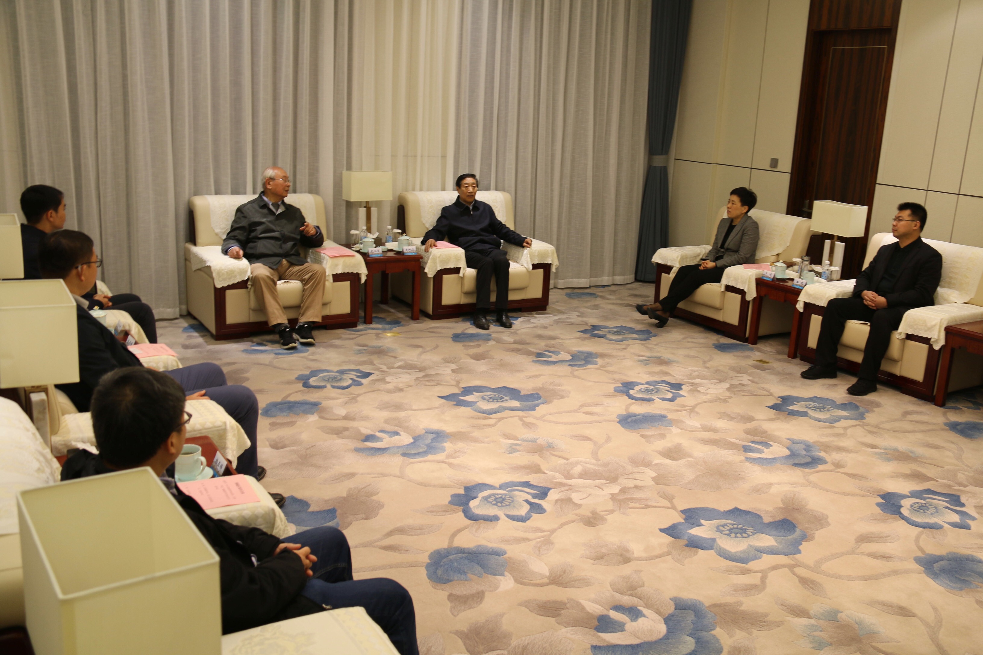 钢城区领导会见区高促会成立大会嘉宾