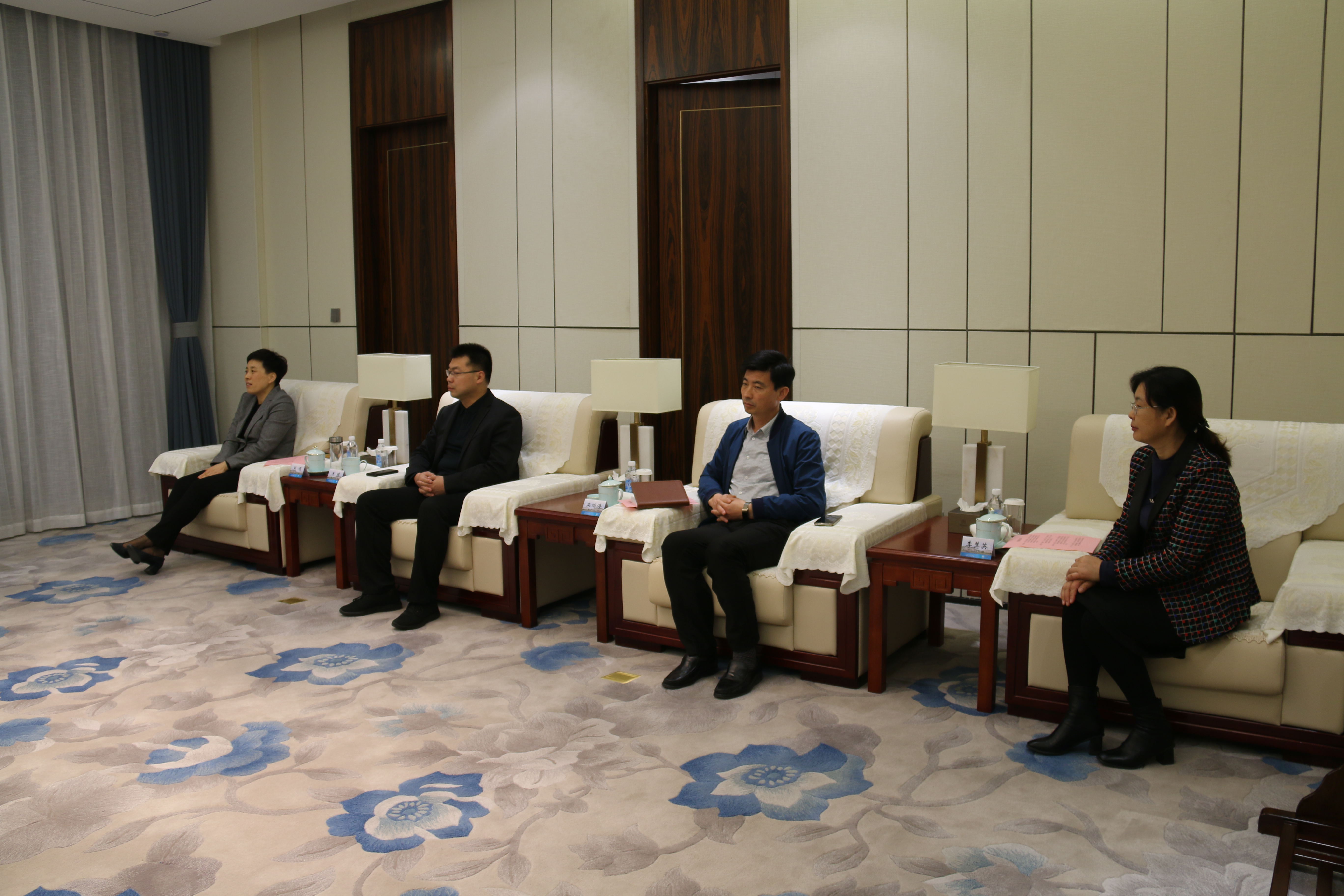 钢城区领导会见区高促会成立大会嘉宾