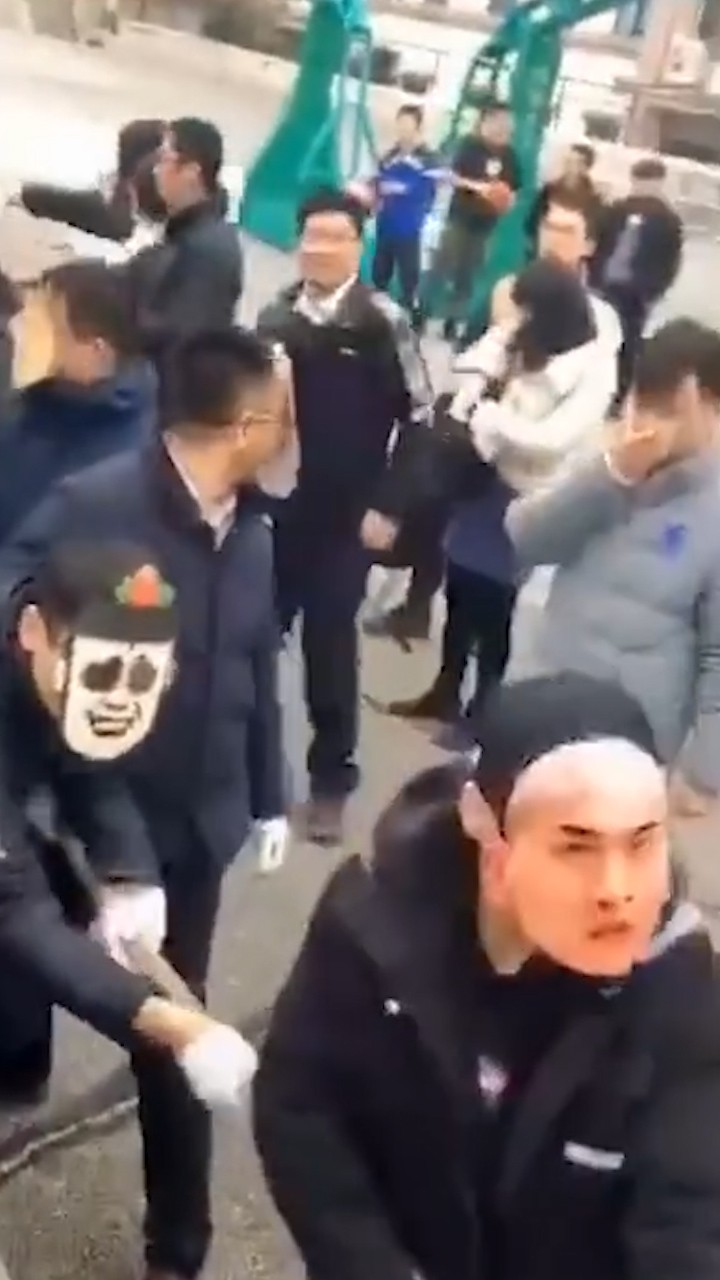 拔河戴搞笑面具 没开始对手就笑岔气