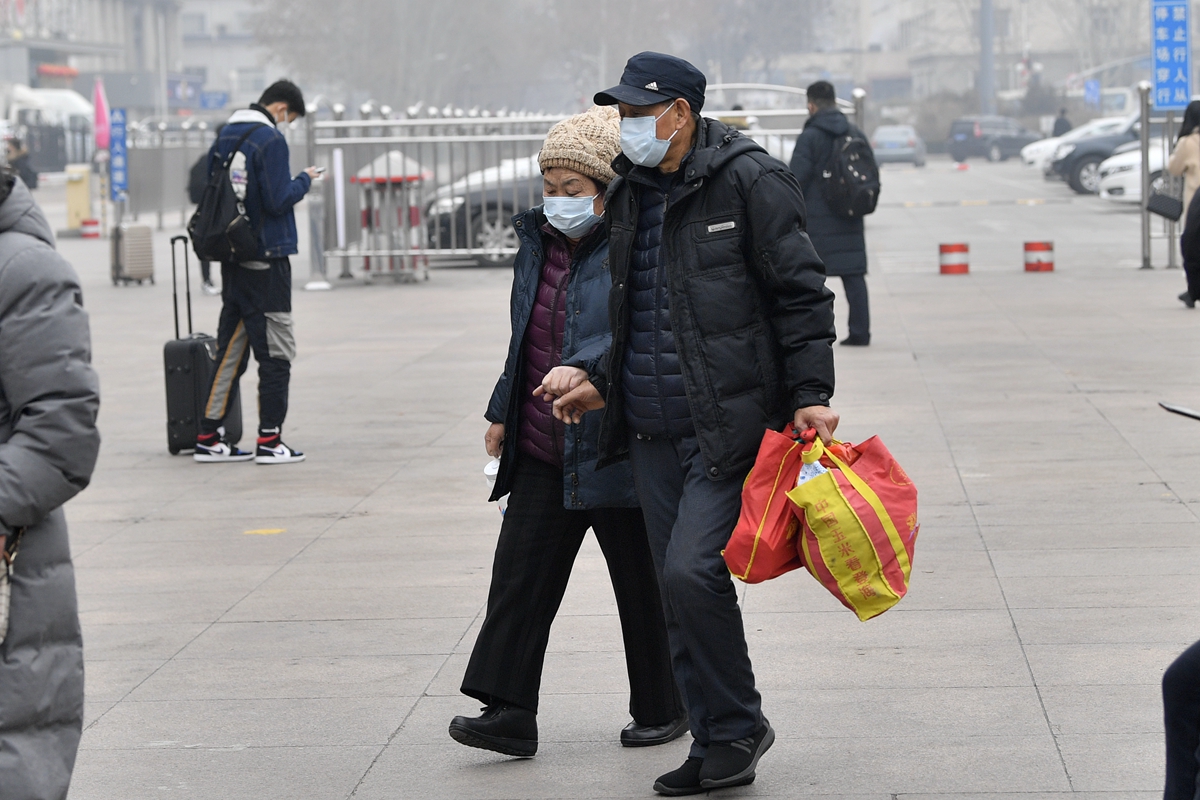 组图:探访节前济南火车站 旅客戴口罩谨慎出行