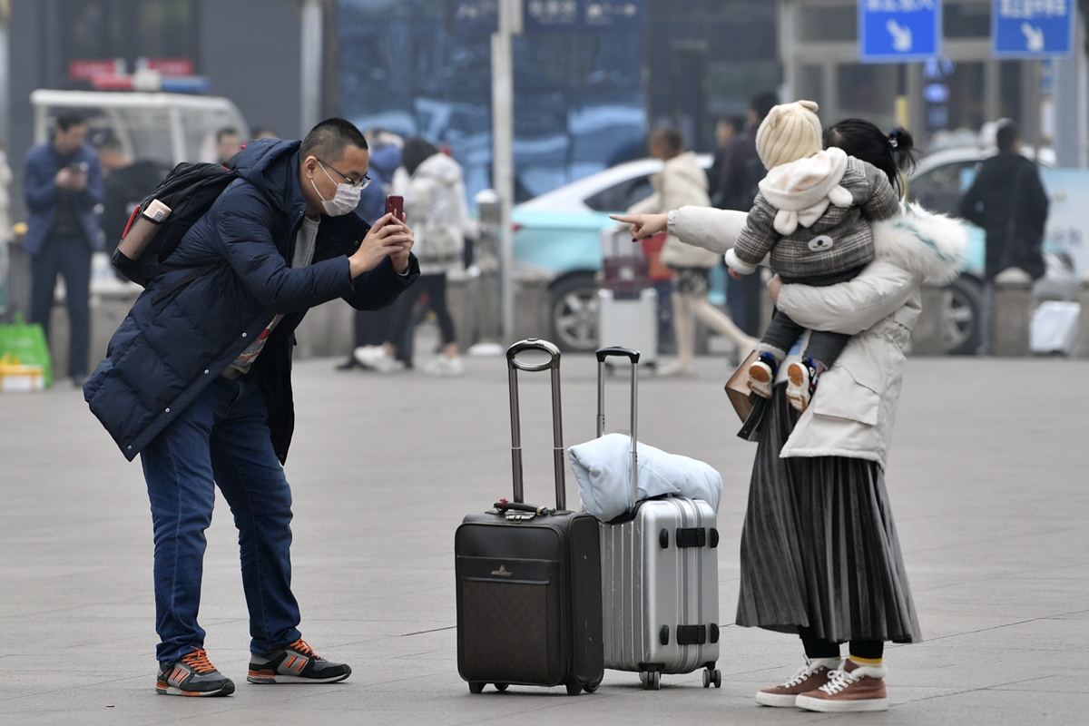 组图:探访节前济南火车站 旅客戴口罩谨慎出行