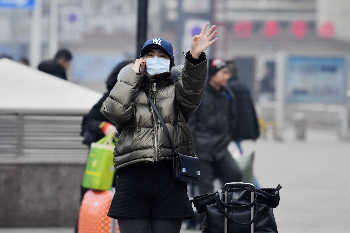 组图:探访节前济南火车站 旅客戴口罩谨慎出行