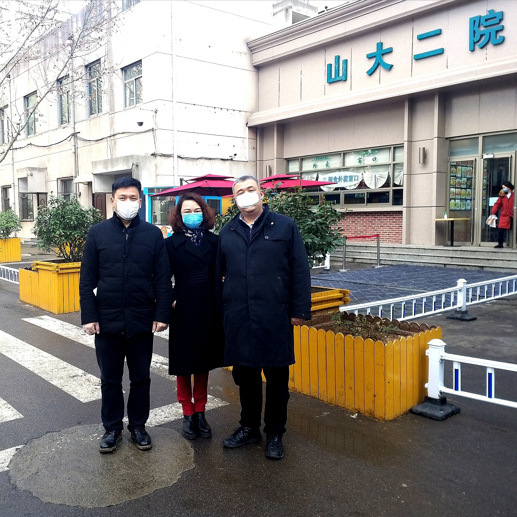 左起山东三耕餐饮管理有限公司董事长李传涛,济南市饮食业工会联合会