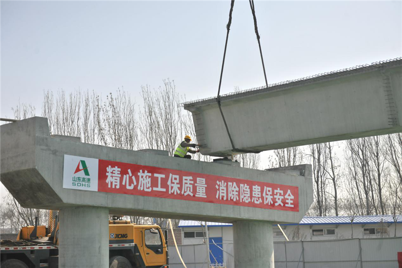 潍日高速公路潍坊连接线项目首片梁架设成功