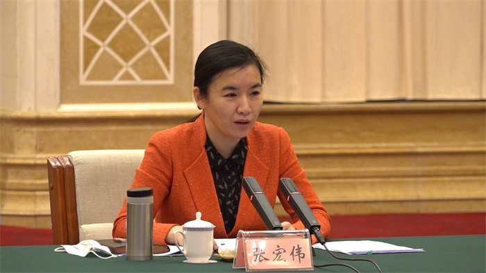 威海市委副书记张宏伟主持会议并讲话,副市长周永迪出席会议并作工作