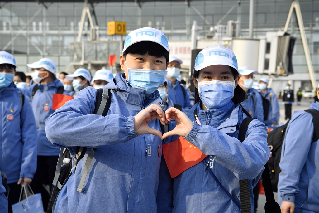 影像力|山东援湖北医疗队314名勇士凯旋 背包上写着战