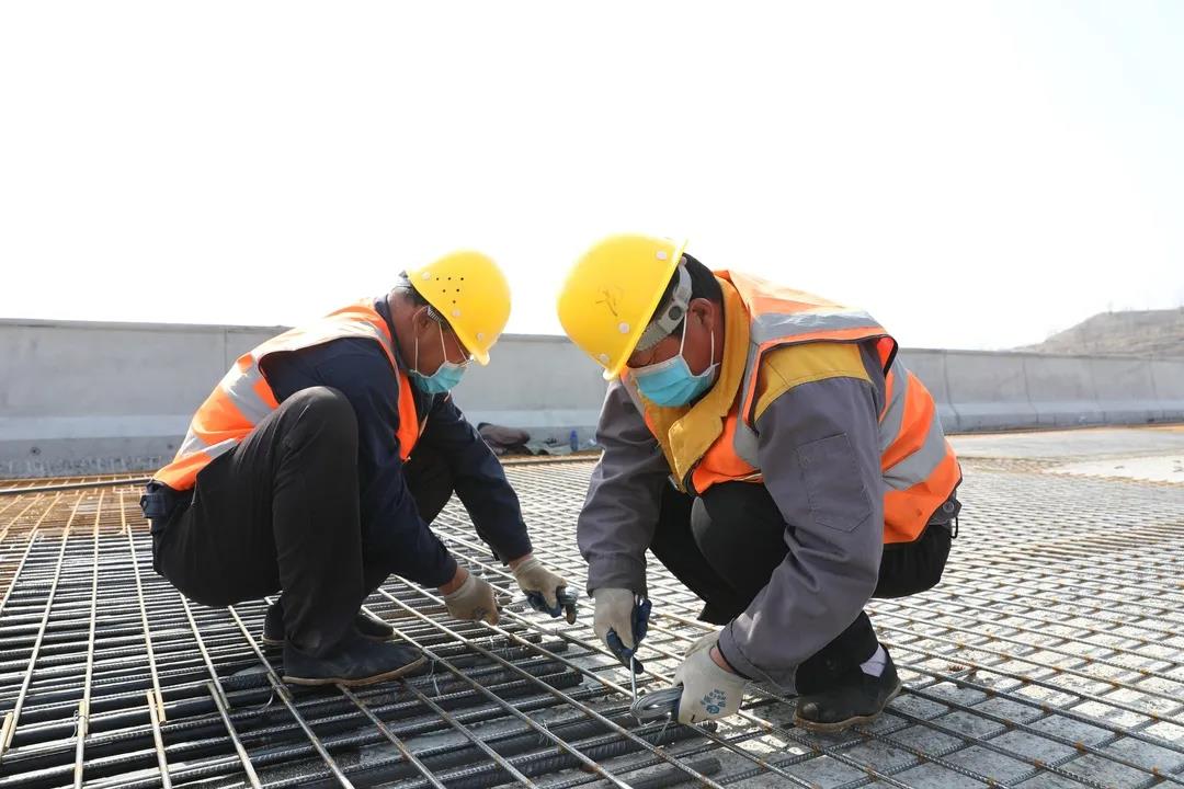 白杨河特大桥工人们正在进行桥面铺装钢筋网片的绑扎施工