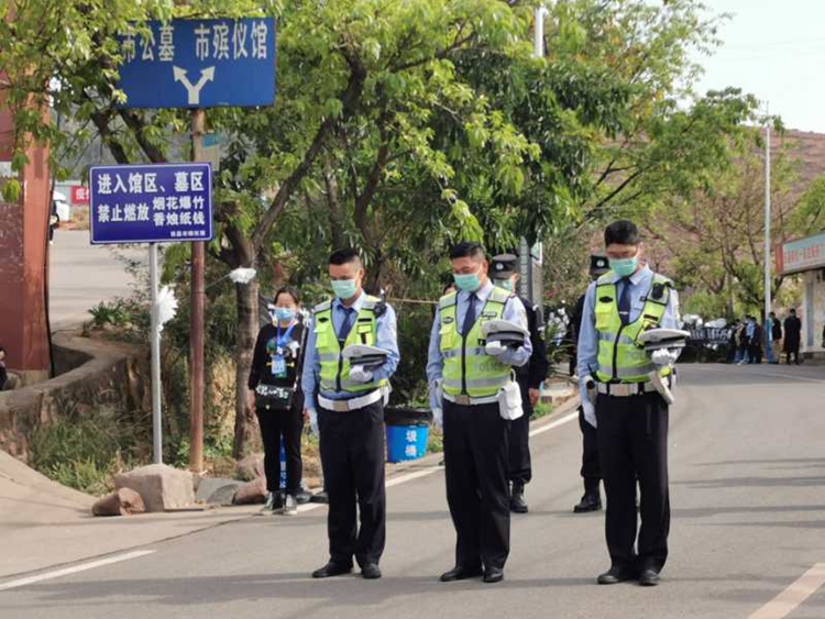 西昌路边,交警脱帽默哀(西昌市融媒体中心 摄)