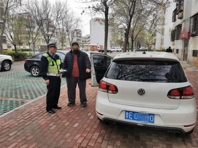 路查获车牌号为鲁m4***1的小型汽车,该车涉嫌非法改装,被民警依法查扣