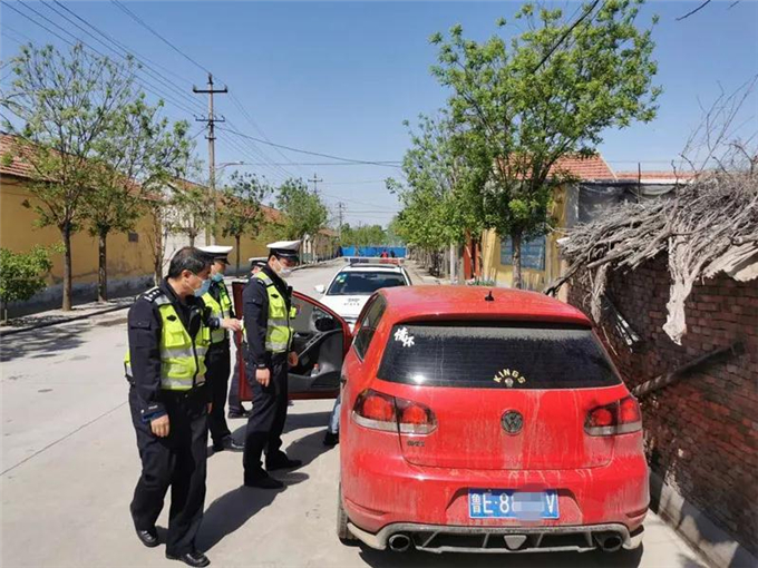 查获车牌号为鲁e8***c的小型汽车,该车涉嫌非法改装,被民警依法查扣