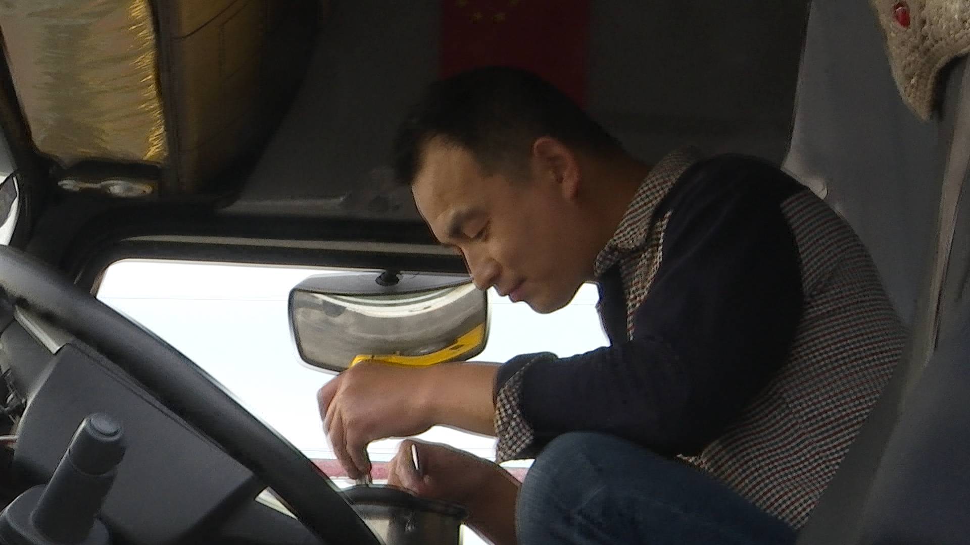 【致敬劳动者】闪电新闻记者探访凌晨货车司机:路途奔波,是为了生活更