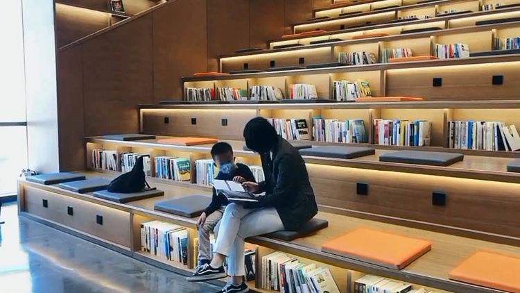 vlog书本摞到天花板在泉城阶梯式阅读书吧的静谧里沉醉