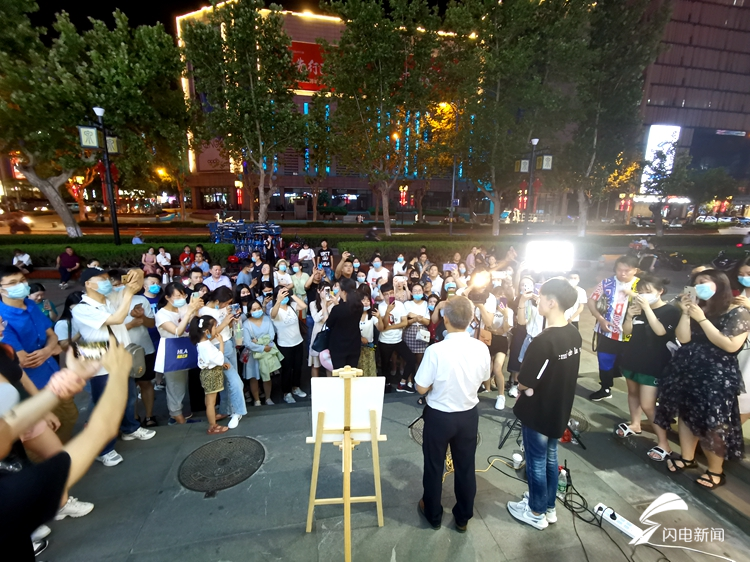 一夜蝶变!济南泉城路道路宽敞整洁了,街头艺人演出让金街"高亮"