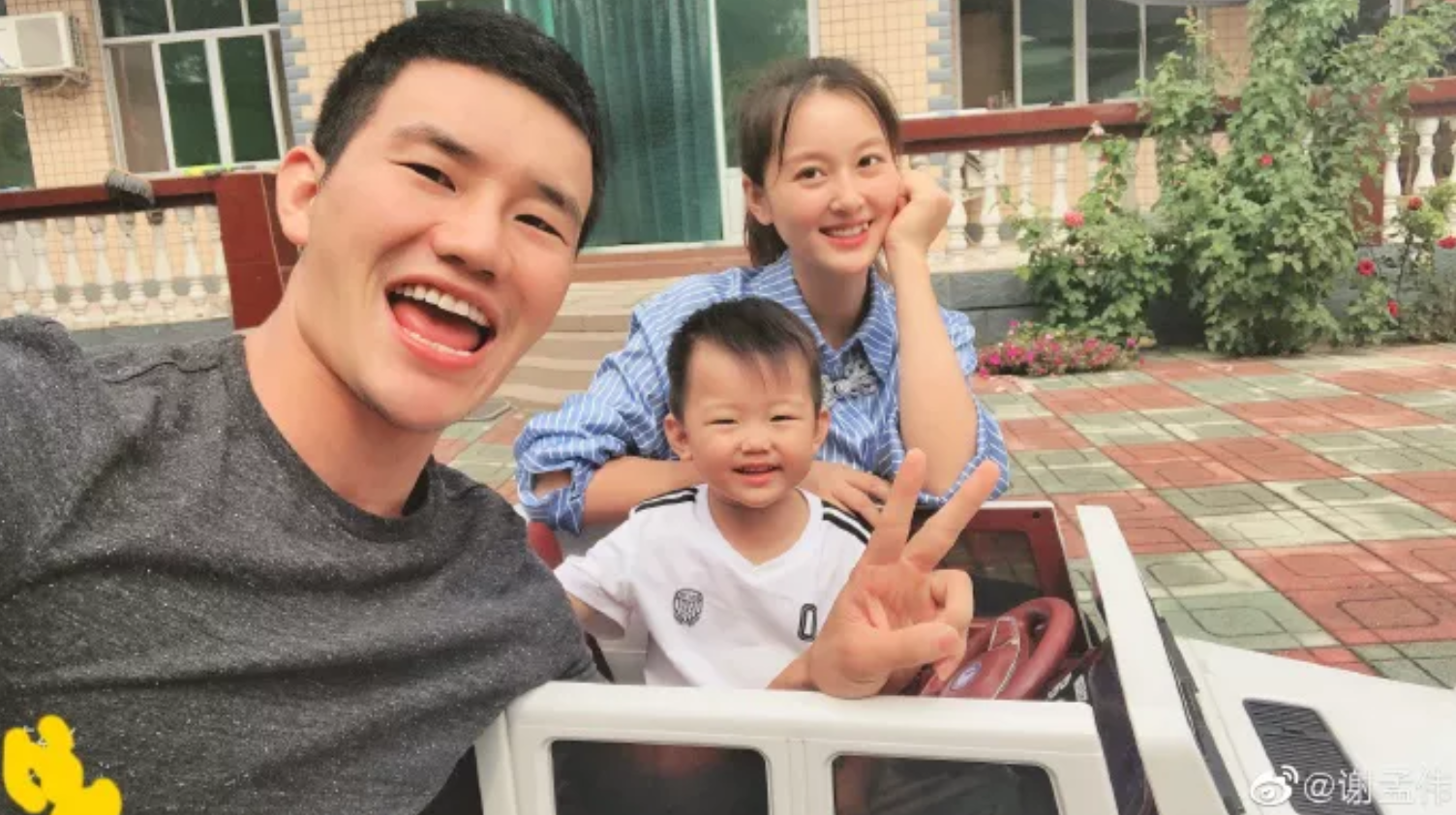 而当谢孟伟说起和妻子的相识经历,"云录制"现场为何引来主持人辛凯