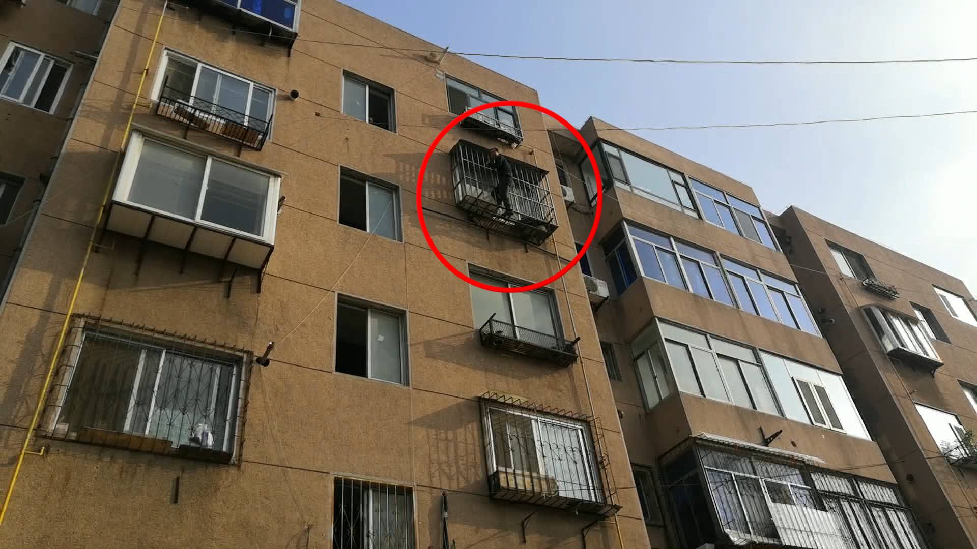 结果"挂"在了五楼窗外