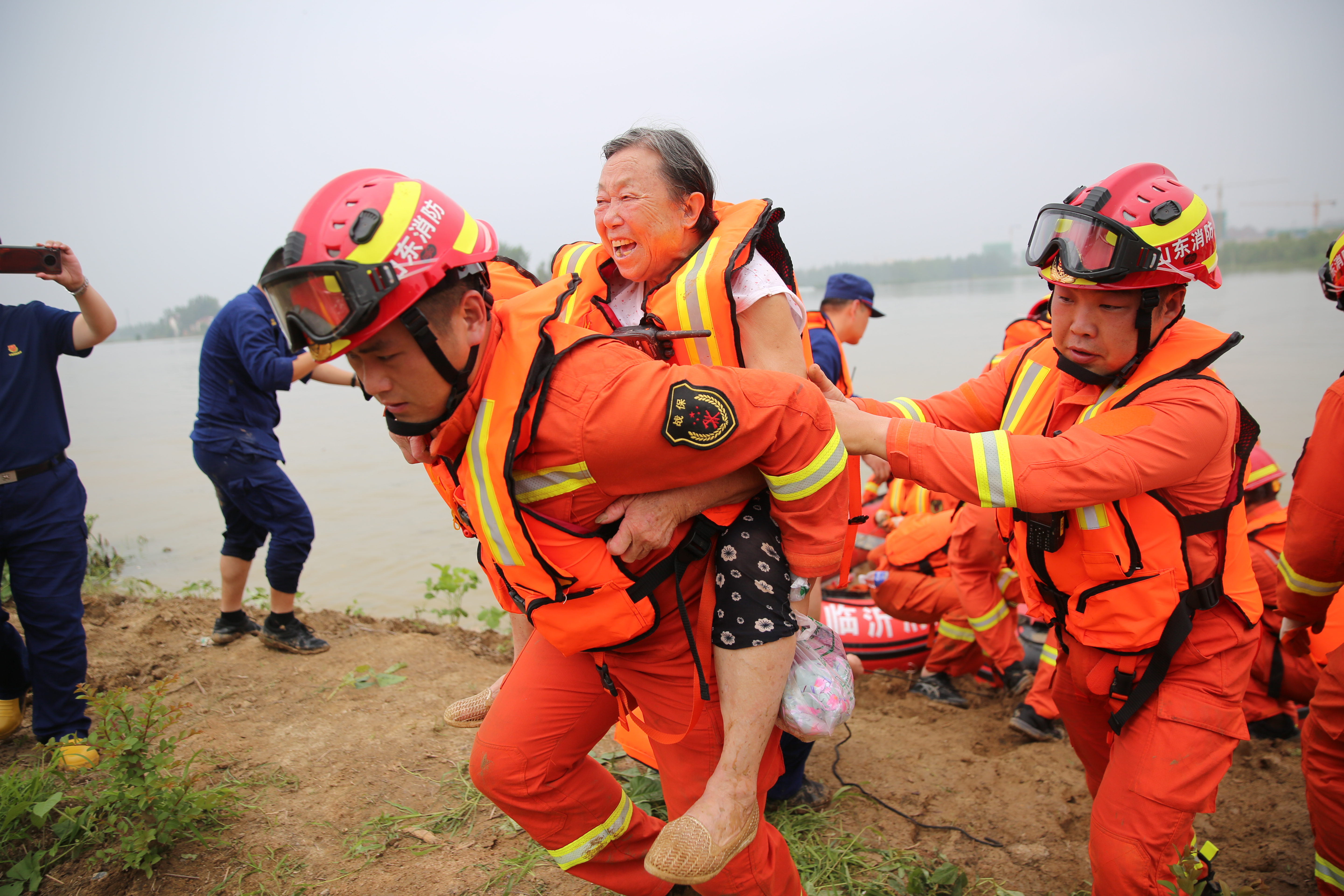 (7月21日,临沂支队抗洪突击队消防员在安徽滁州全椒县花园村大庄组