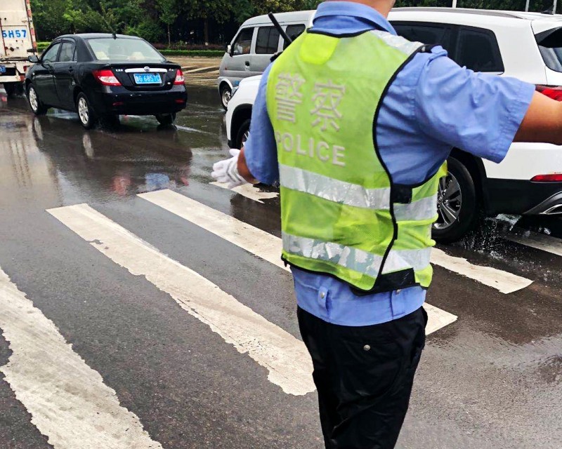 60秒丨鞋子灌满泥沙 潍坊昌乐交警冒雨赤脚指挥交通