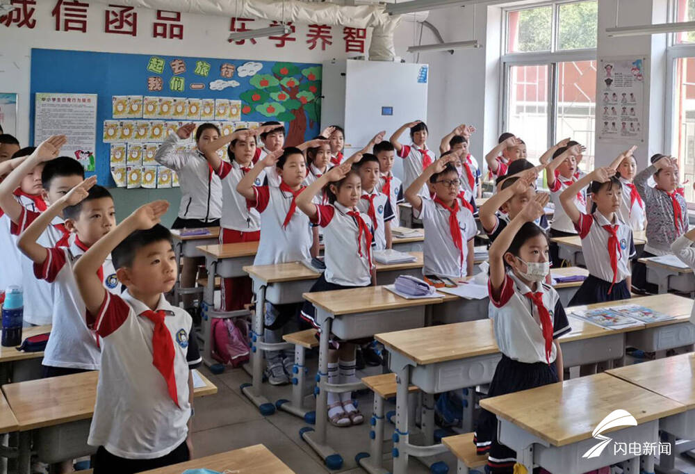 这是济南市舜玉小学三年级二班的同学在教室中参加"云开学典礼".