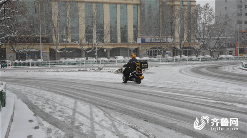 57秒镜头记录风雪中的潍坊外卖小哥放慢了速度市民加入扫雪