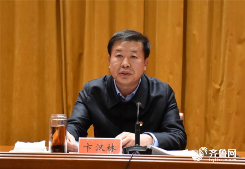 潍坊市委常委,副市长刘建国宣布决定并讲话.