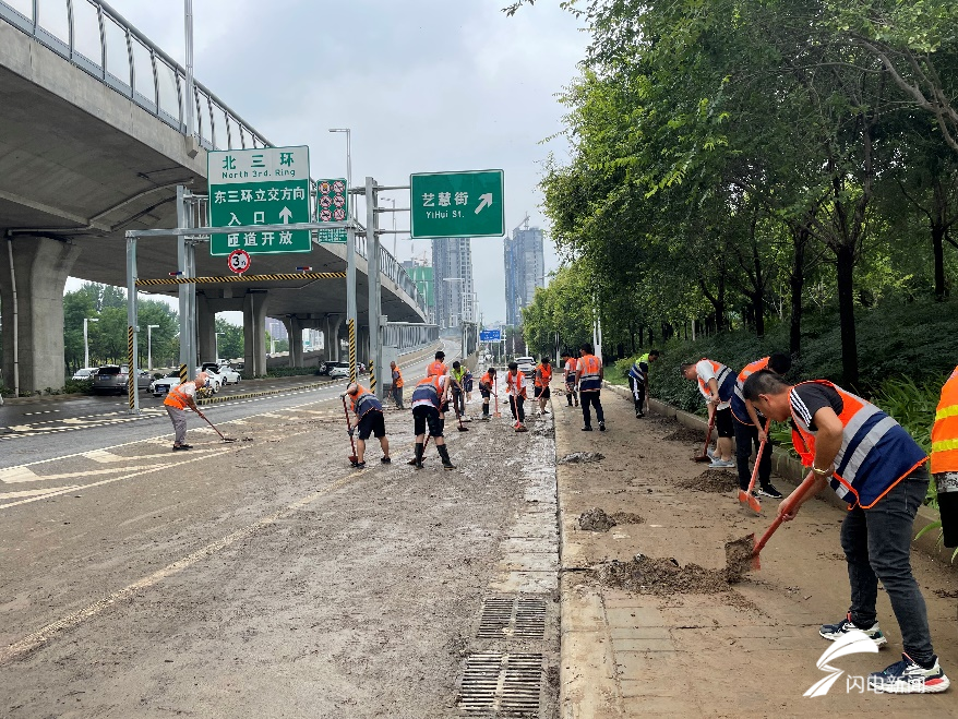 恢复生产生活秩序郑州各单位开展灾后重建复产