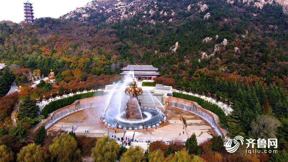 进入11月,石岛湾畔的赤山景区,海碧天蓝,层林尽染,重山碧透,古建筑