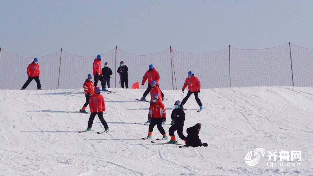 助力冬奥会丨德州市首届冰雪节开幕德百杂技蟋蟀谷专业滑雪场欢乐开启