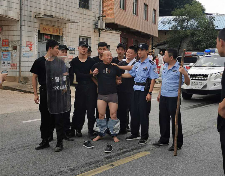 8月16日下午4时,曾春亮被当地警方抓捕照片.