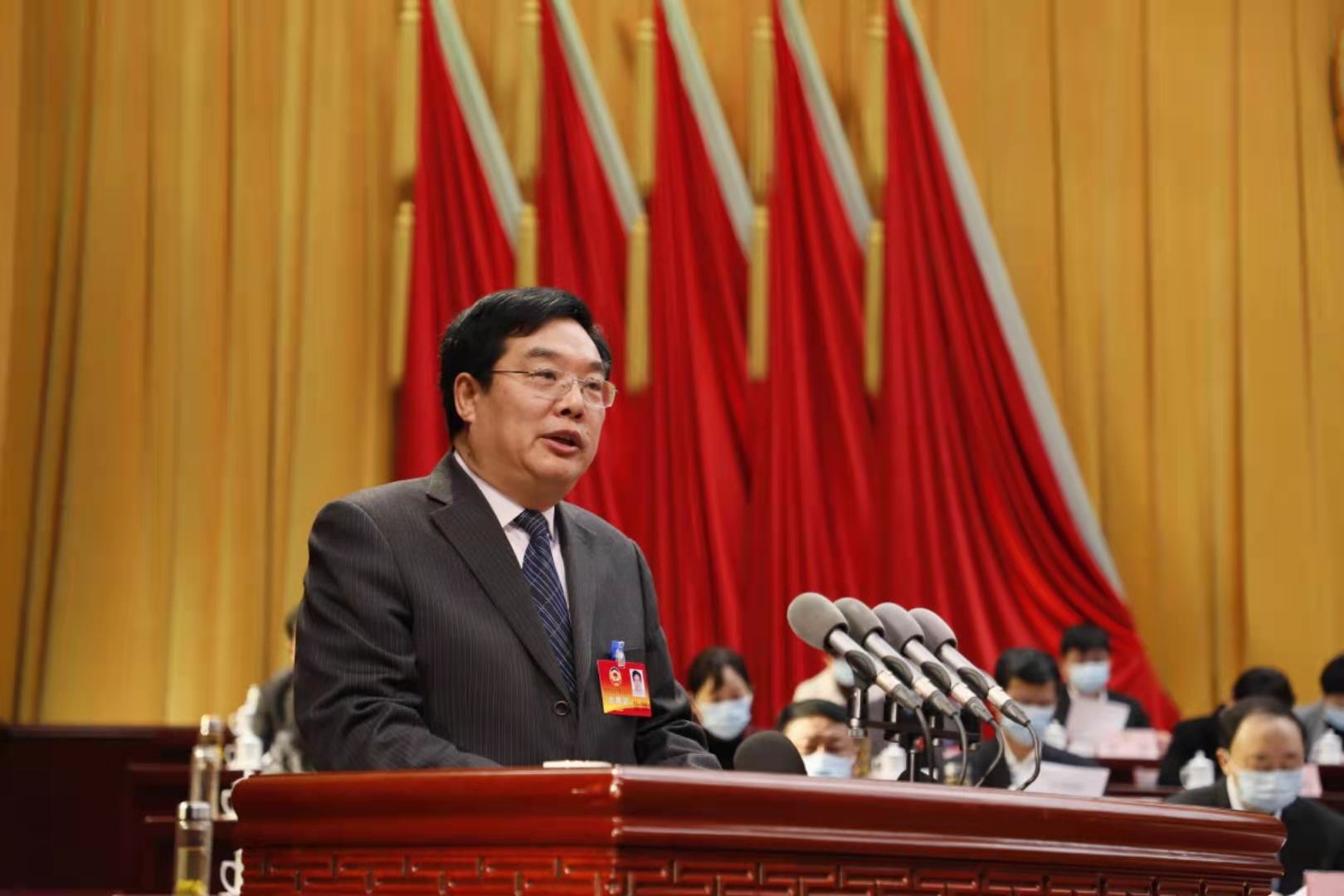 枣庄市政协副主席付廷安代表十届市政协常委会作了提案工作报告.