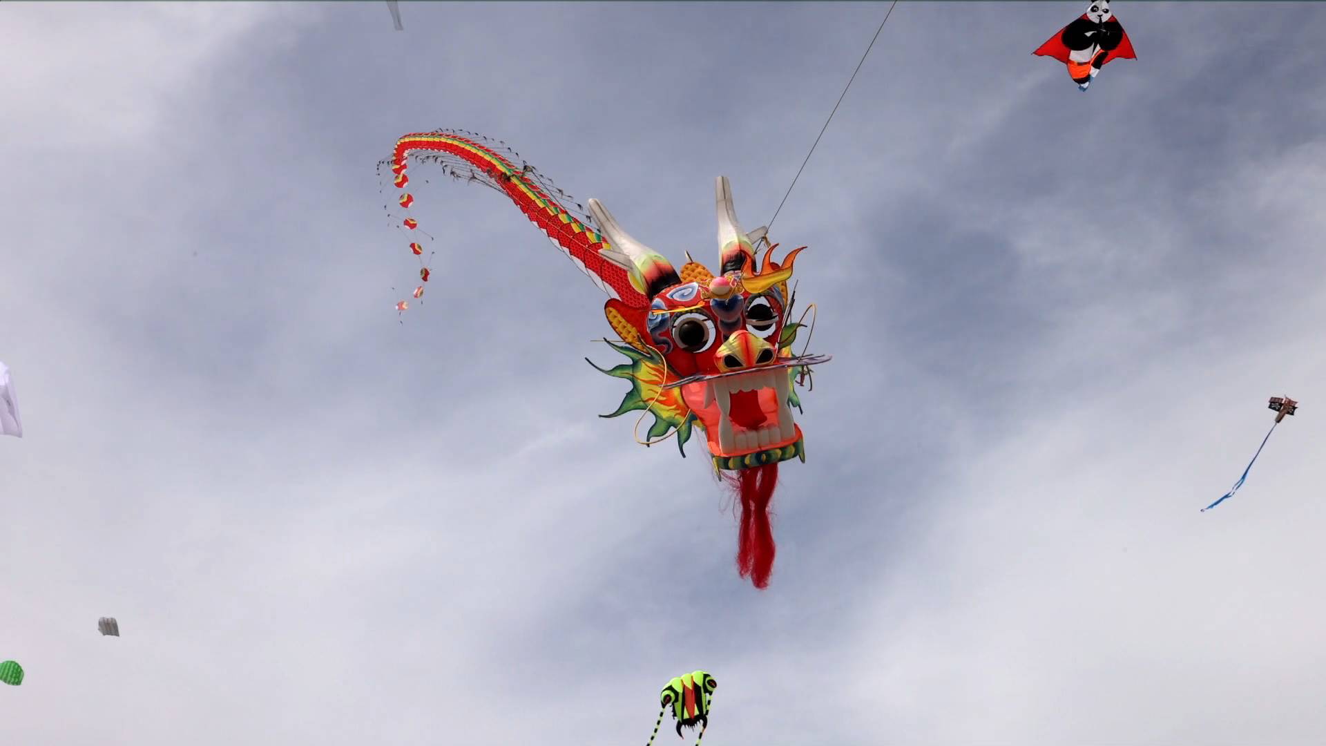 50秒"中国龙,大熊猫,京剧脸谱等中国风筝亮相新西兰最大风筝节