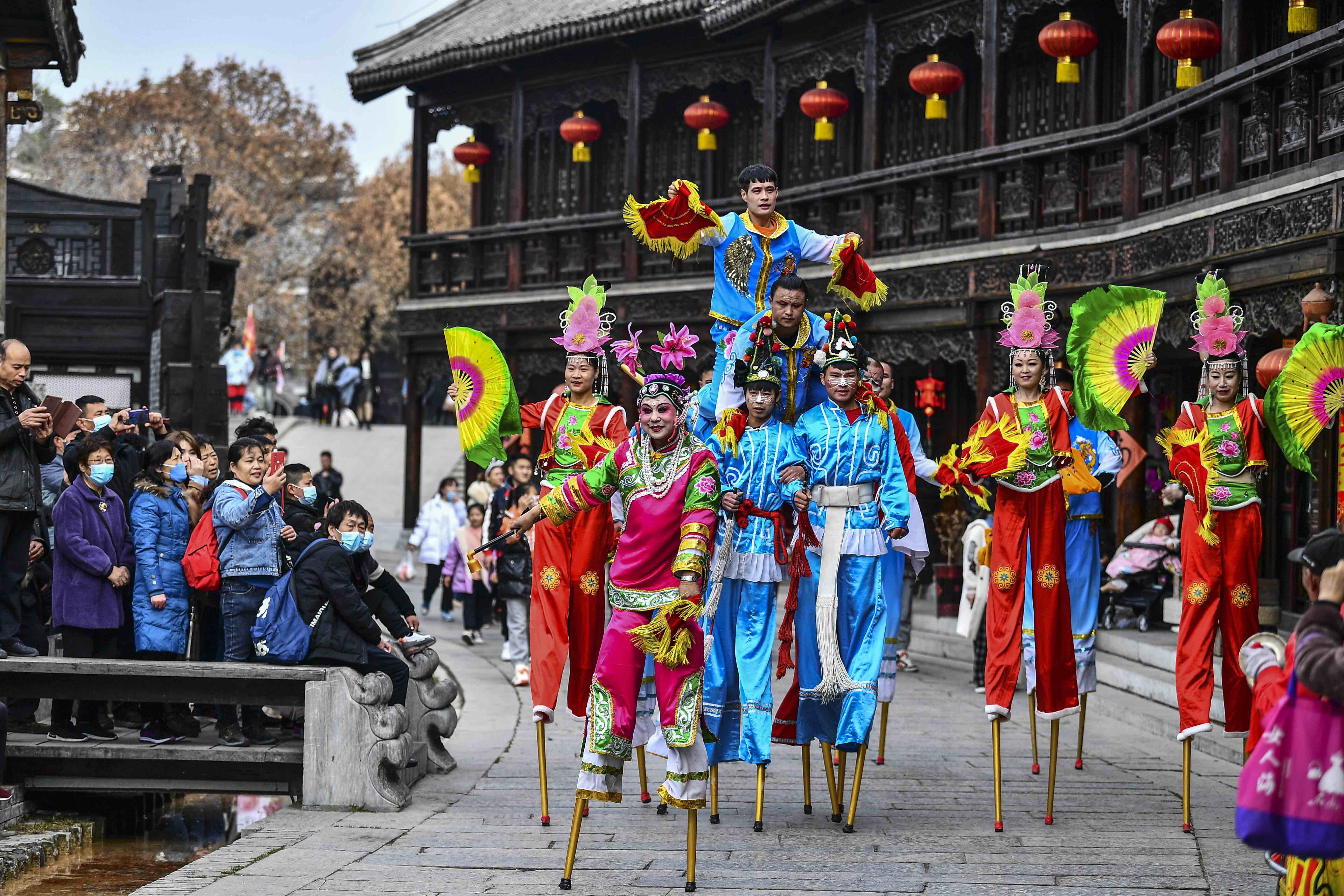 枣庄要闻据了解,舞龙舞狮,竹马,踩高跷,划旱船和火龙钢花,爬杆龙,渔灯