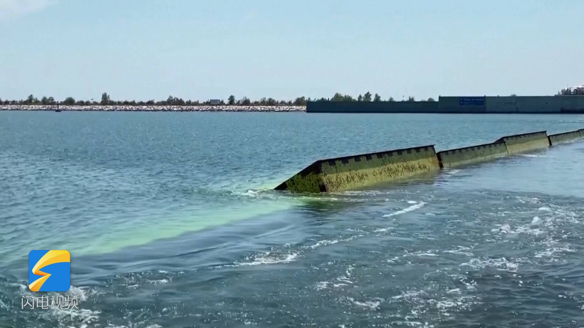 潟湖东部与亚得里亚海相连处建成了被称为"摩西工程"的"浮动水坝"