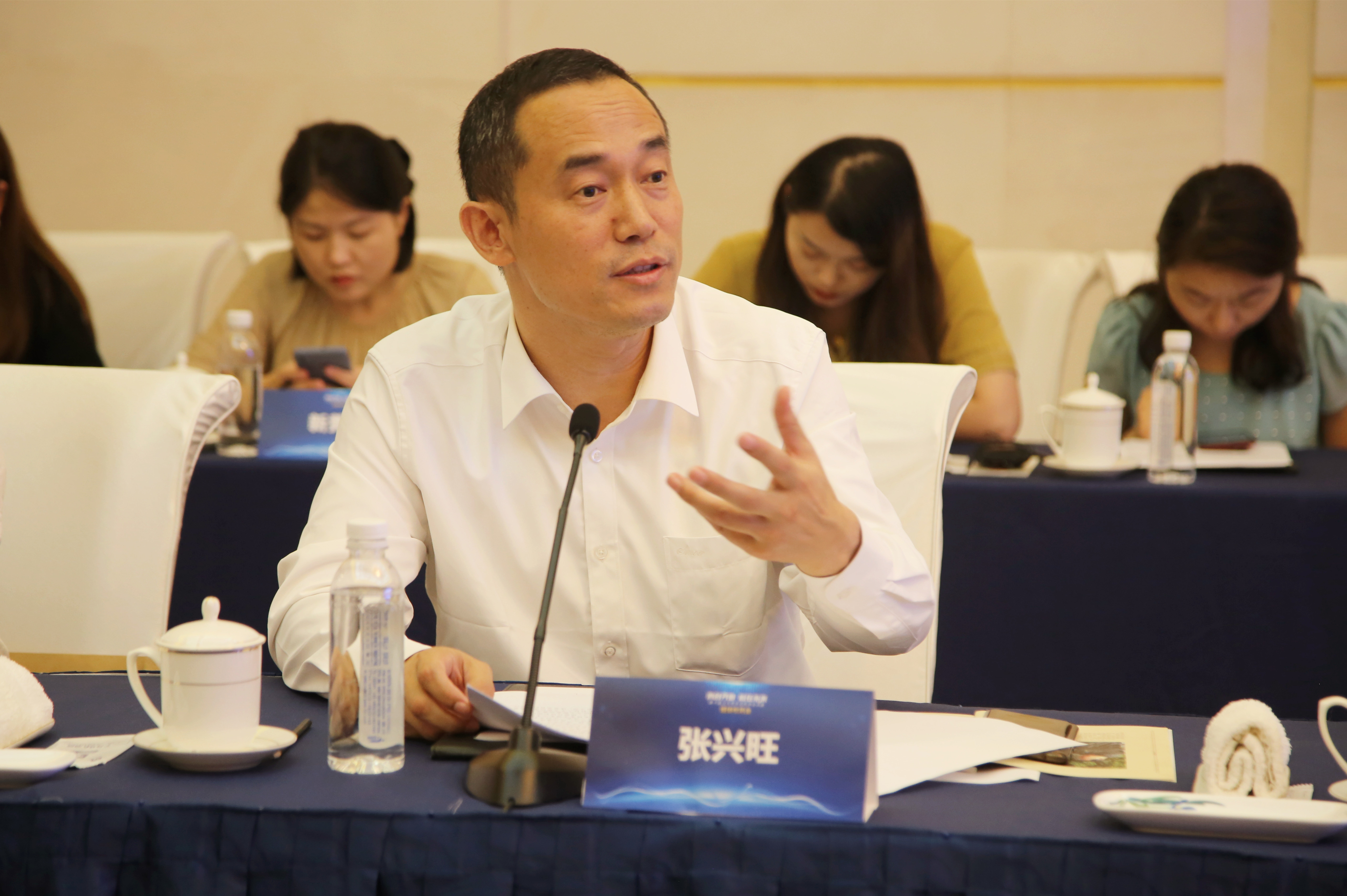 省科技厅引进智力与出国培训管理处处长张兴旺回答记者提问