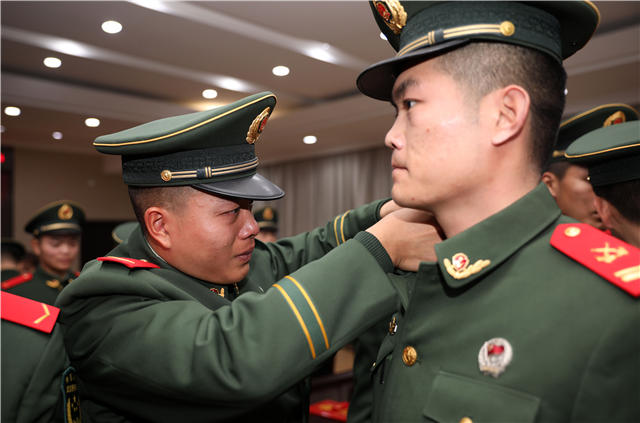 荣光时刻!武警济南支队35名中级士官晋衔 军嫂亲手为丈夫戴上新警衔