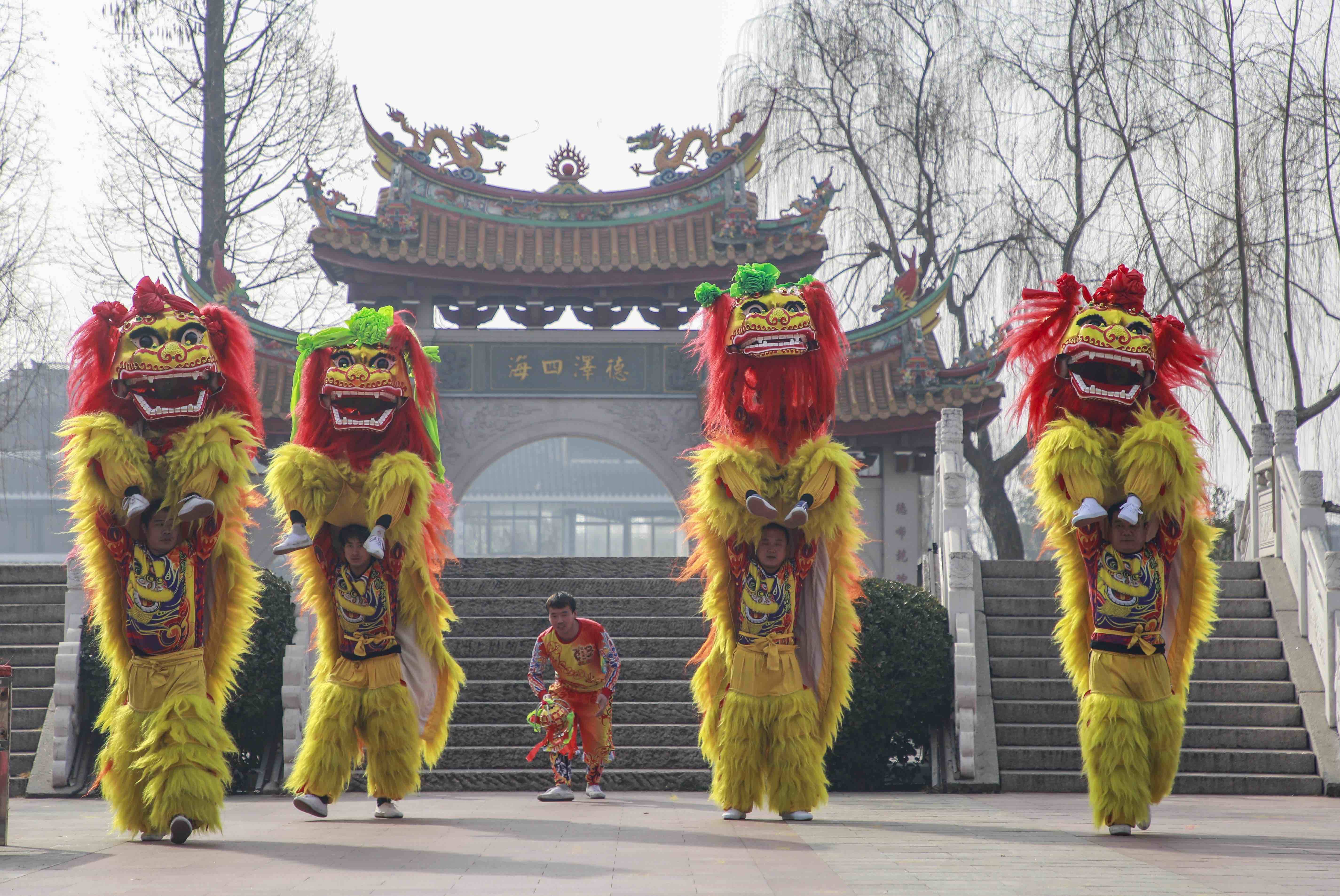 北狮贺岁迎春节台儿庄古城年味浓