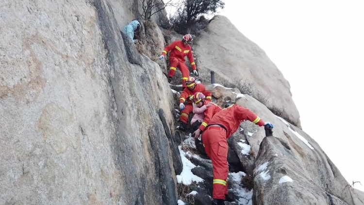 74秒丨泰安一对母女登山被困半山腰消防成功解救