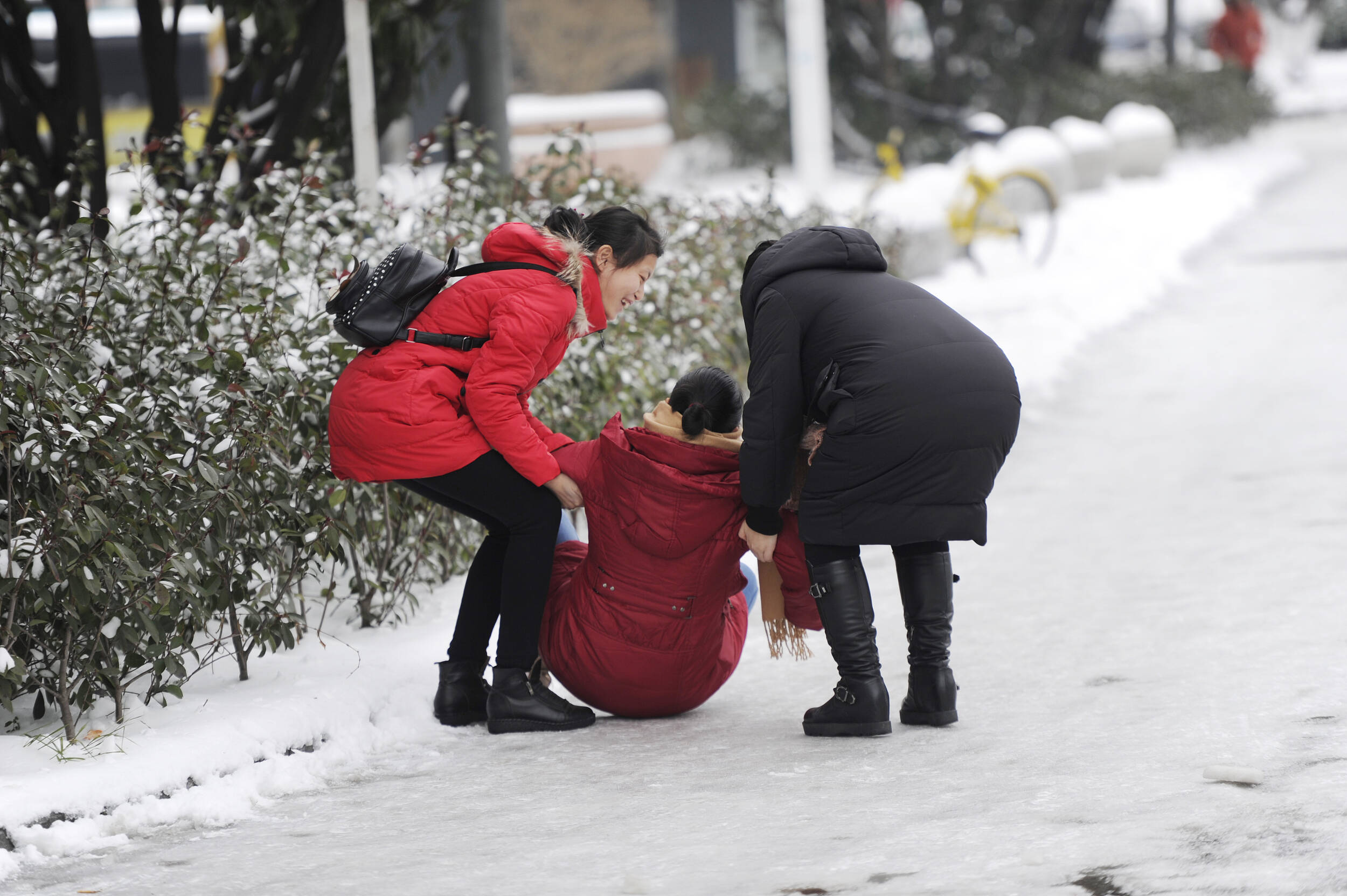 闪电评论丨冬天洒水结冰致行人摔倒,"教条主义"之冰从何破起?