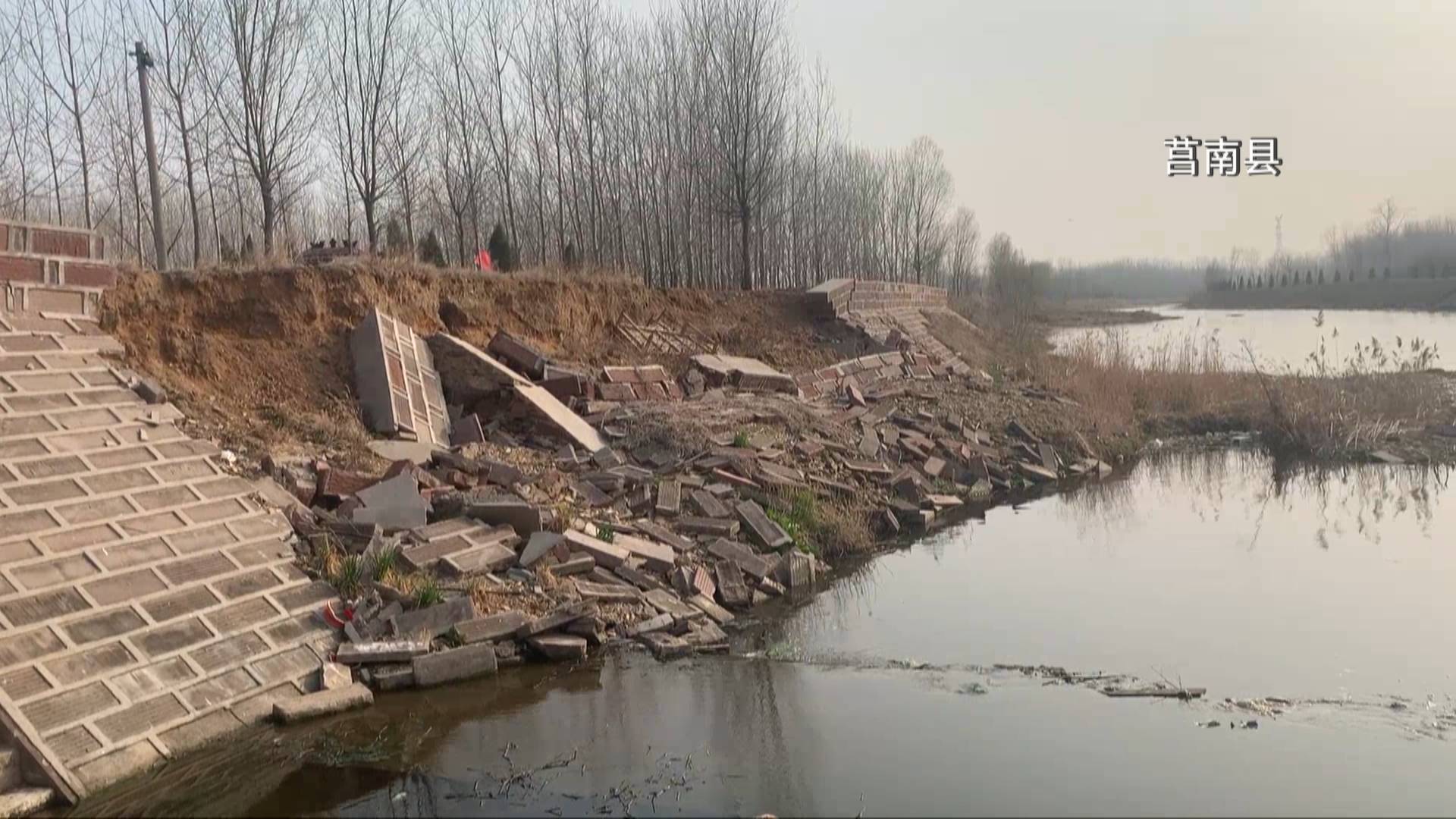 问政山东丨河堤护坡遭水毁道路路基被掏空莒南县水利局没有资金修理