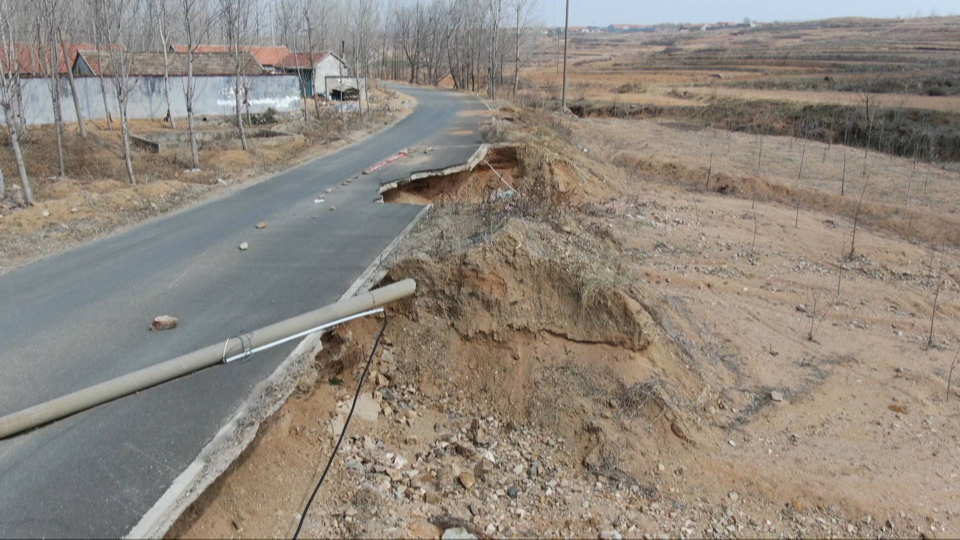 问政山东丨河堤护坡遭水毁道路路基被掏空莒南县水利局:没有资金修理