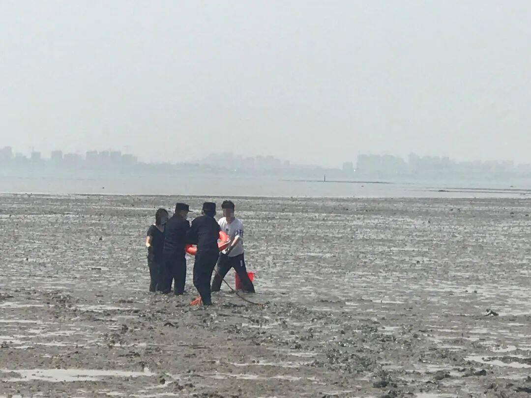 情侣赶海不慎被困淤泥巡逻民警紧急施救化险为夷