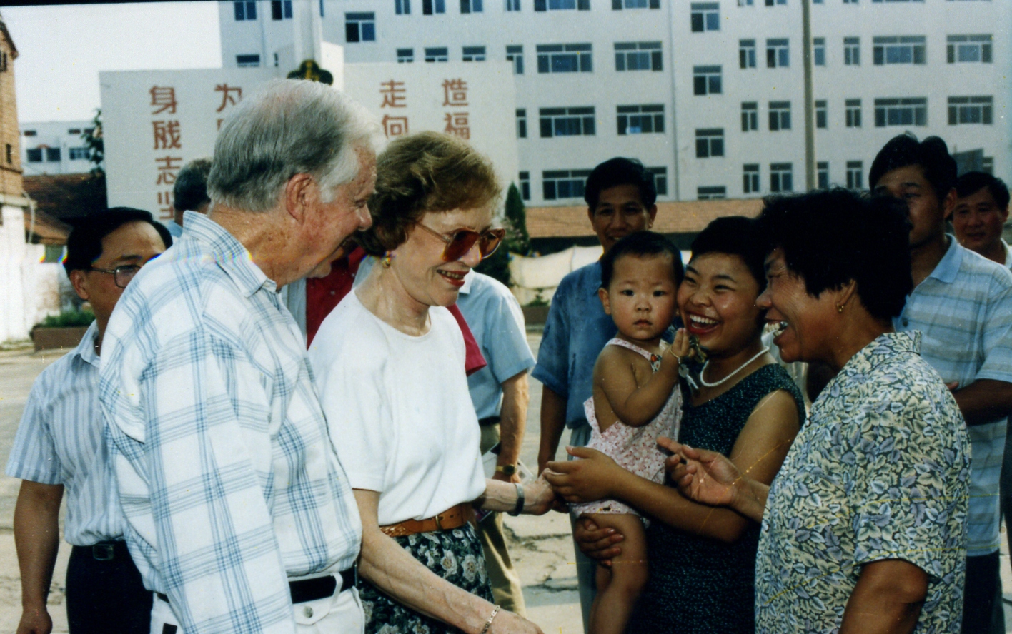 1997年卡特夫妇与邹平市民交谈