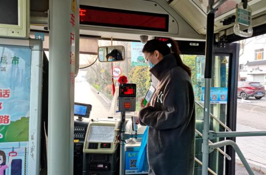 聊城公交恢复运营第一天，她碰到了“老熟人”